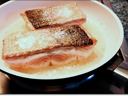 Gebratenes Lachsfilet mit Trüffelkartoffel-Türmchen  auf  Rivaner -Safransauce - Rezept - Bild Nr. 4029