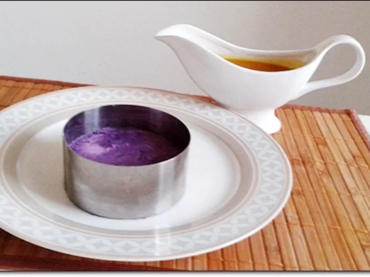 Gebratenes Lachsfilet mit Trüffelkartoffel-Türmchen  auf  Rivaner -Safransauce - Rezept - Bild Nr. 4033