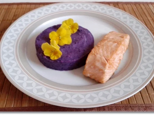 Gebratenes Lachsfilet mit Trüffelkartoffel-Türmchen  auf  Rivaner -Safransauce - Rezept - Bild Nr. 4037