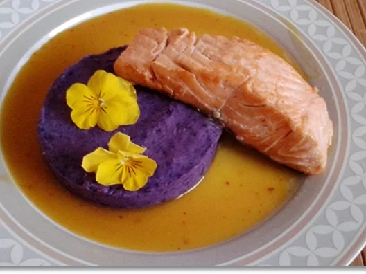 Gebratenes Lachsfilet mit Trüffelkartoffel-Türmchen  auf  Rivaner -Safransauce - Rezept - Bild Nr. 4038