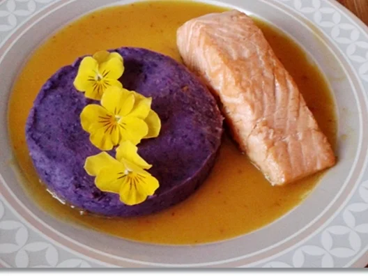 Gebratenes Lachsfilet mit Trüffelkartoffel-Türmchen  auf  Rivaner -Safransauce - Rezept - Bild Nr. 4039