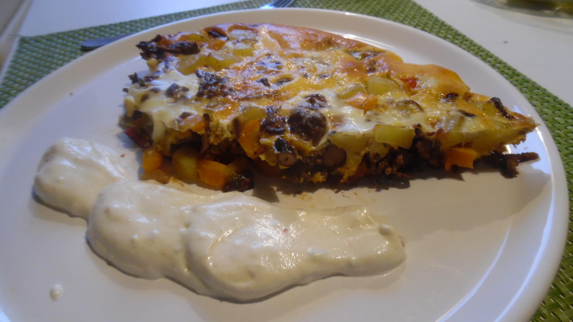 Bilder für Kartoffel-Hackfleisch-Tortilla mit Joghurt-Dip und Salat - Rezept