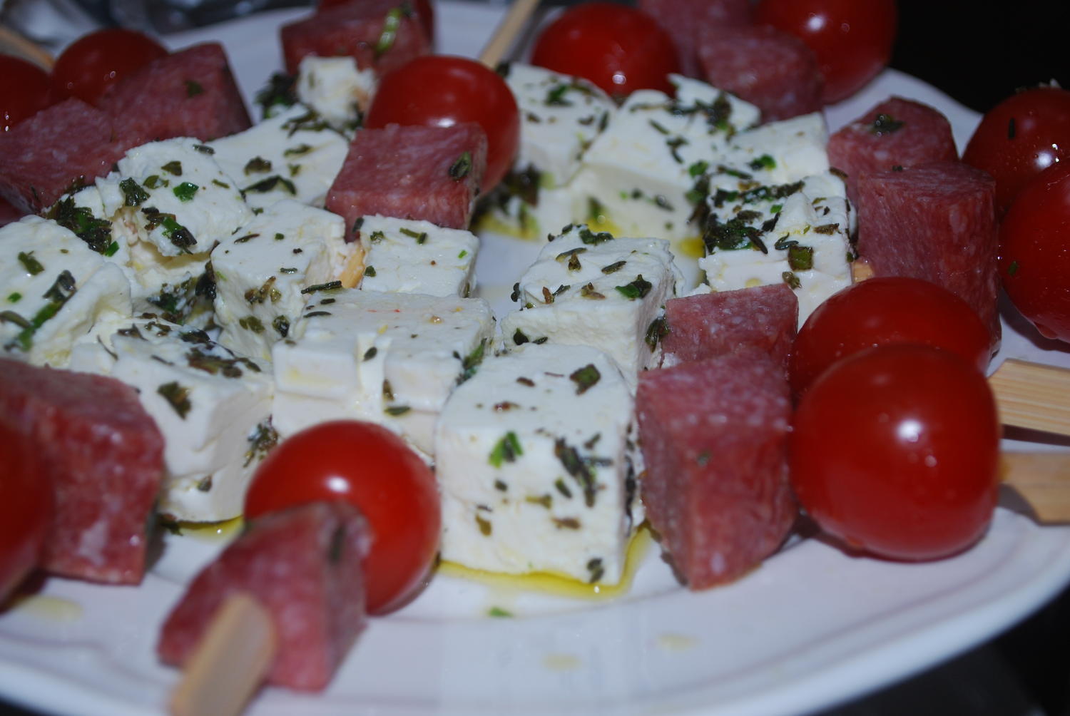 Gekräuterte Feta-Salami-Spieße - Rezept - kochbar.de