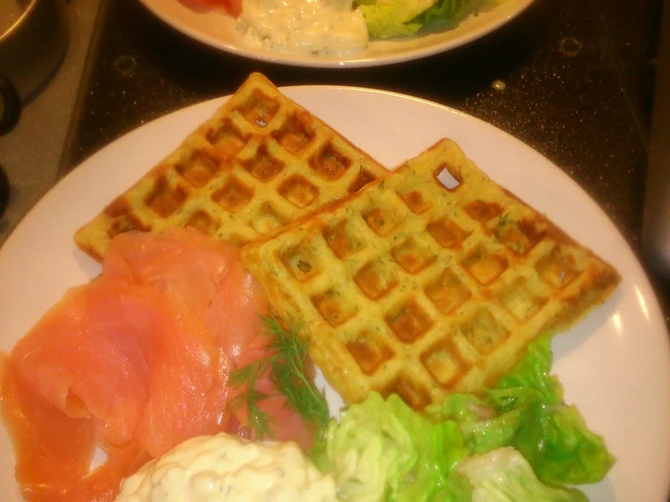 Kartoffelwaffeln mit Lachs & Eier-Gurken-Dill-Quark - Rezept - Bild Nr. 4114