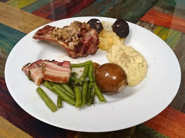 Sylter Lammkarree und warme Grützwurst mit Birnen, Bohnen und Speck und Püree - Rezept - Bild Nr. 4126