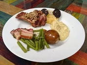 Sylter Lammkarree und warme Grützwurst mit Birnen, Bohnen und Speck und Püree - Rezept - Bild Nr. 4126