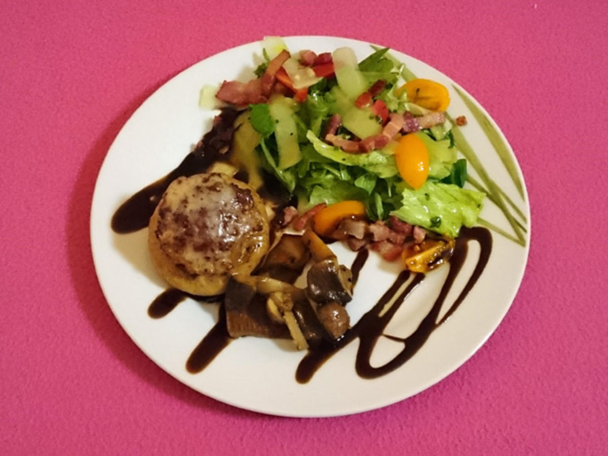 Gefüllte Pilze an frischem Herbstsalat mit einem
Balsamico-Honig-Senf-Dressing - Rezept By Das perfekte Dinner