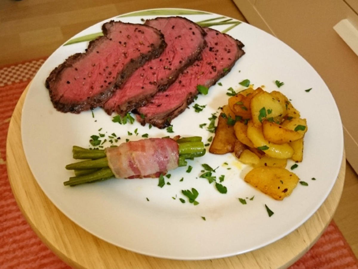 Bilder für Roastbeef an Sauce mit Bratkartoffeln und Speckbohnen - Rezept