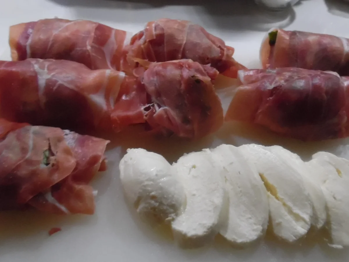 Schweine-Medaillons "Caprese" mit Spaghettini - Rezept - Bild Nr. 4170