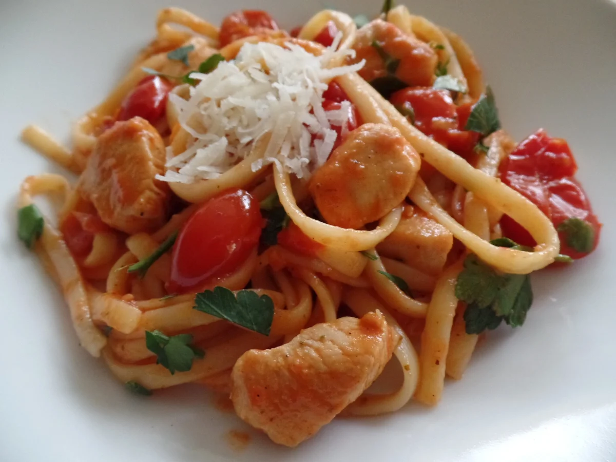 Rezept: Tomatennudeln mit Hähnchen Bild Nr. 4162 Tomatennudeln mit Hähnchen - Rezept - Bild Nr. 4162