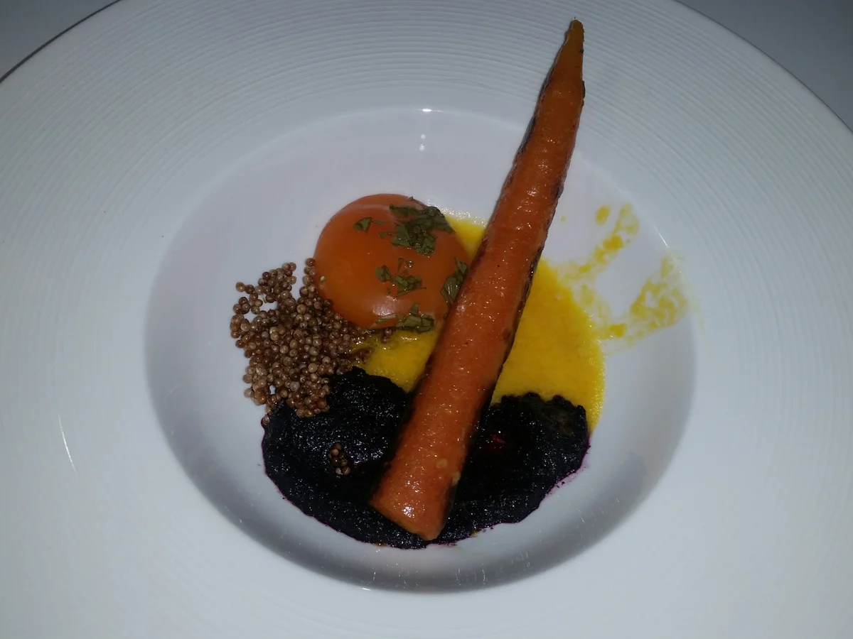 Eigelb mit gebackener Senfsaat, Schmorkarotte, violetter Möhrenreduktion - Rezept