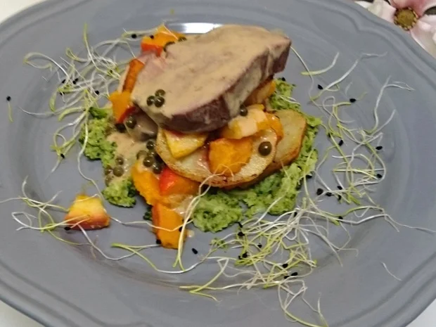 Rezept: Rinderfilettürmchen auf Brokkolipüree mit Apfel-Kürbisrelish Bild Nr. 4196 Rinderfilettürmchen auf Brokkolipüree mit Apfel-Kürbisrelish - Rezept - Bild Nr. 4196