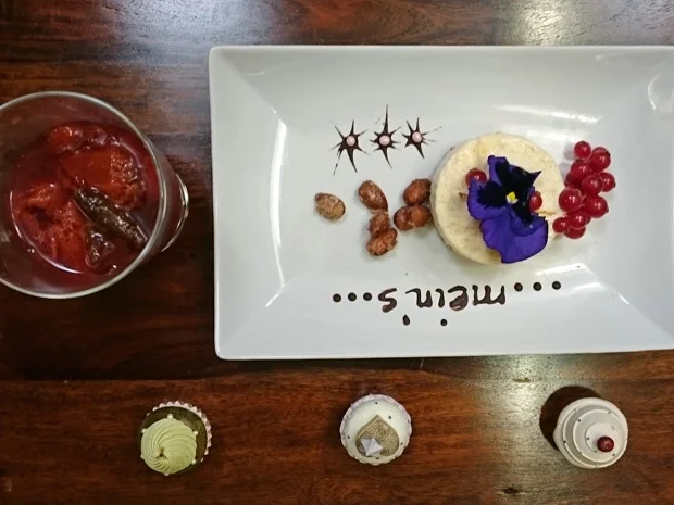 Zimtparfait mit gebrannten Mandeln und warmem Pflaumenkompott - Rezept - Bild Nr. 4196