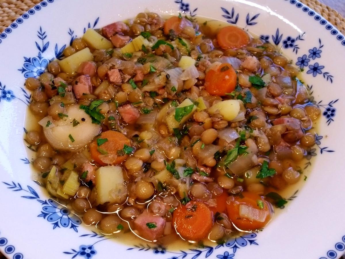 Linsensuppe aus dem Römertopf - Rezept - kochbar.de