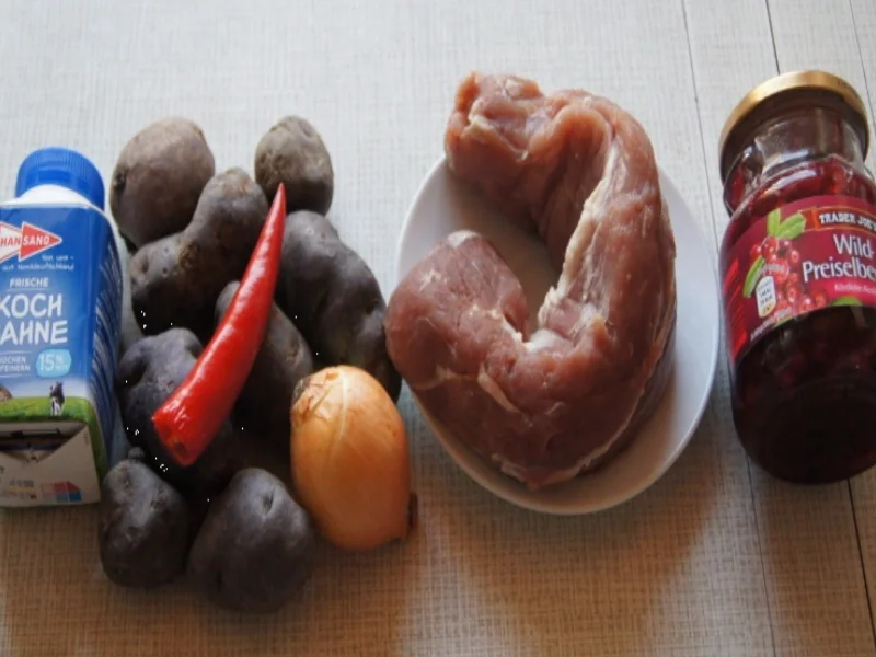 Schweinefilet mit Preiselbeersauce und Vitelotten *) - Rezept - Bild Nr. 4201