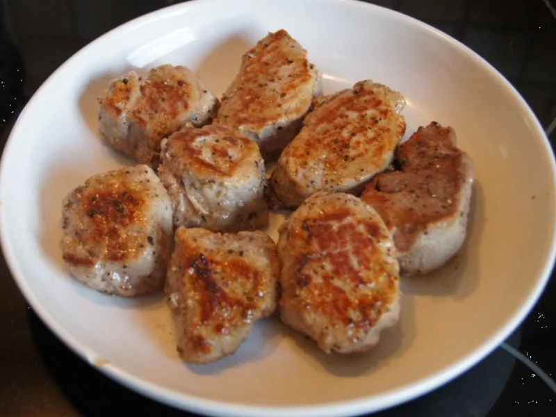 Schweinefilet mit Preiselbeersauce und Vitelotten *) - Rezept - Bild Nr. 4205