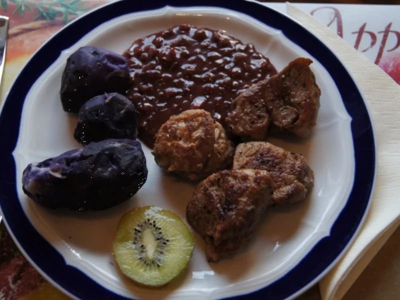 Schweinefilet mit Preiselbeersauce und Vitelotten *) - Rezept - Bild Nr. 4214