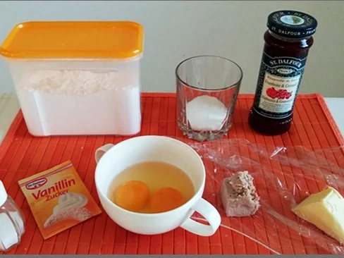 Goldbraun gebackene Faschingskrapfen mit feinem Fruchtaufstrich  gefüllt - Rezept - Bild Nr. 4205