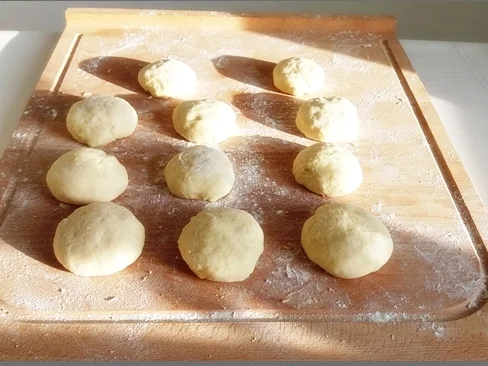 Goldbraun gebackene Faschingskrapfen mit feinem Fruchtaufstrich  gefüllt - Rezept - Bild Nr. 4222