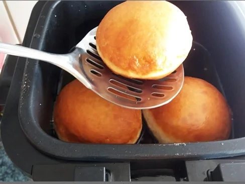 Goldbraun gebackene Faschingskrapfen mit feinem Fruchtaufstrich  gefüllt - Rezept - Bild Nr. 4227