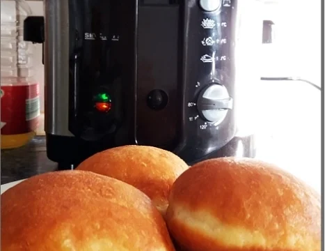 Goldbraun gebackene Faschingskrapfen mit feinem Fruchtaufstrich  gefüllt - Rezept - Bild Nr. 4228