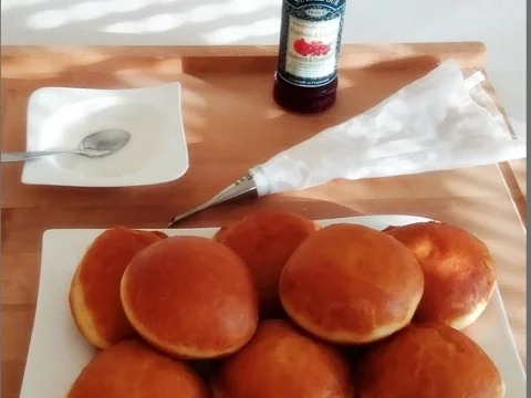 Goldbraun gebackene Faschingskrapfen mit feinem Fruchtaufstrich  gefüllt - Rezept - Bild Nr. 4229