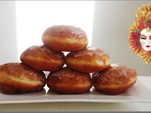 Goldbraun gebackene Faschingskrapfen mit feinem Fruchtaufstrich  gefüllt - Rezept - Bild Nr. 4232