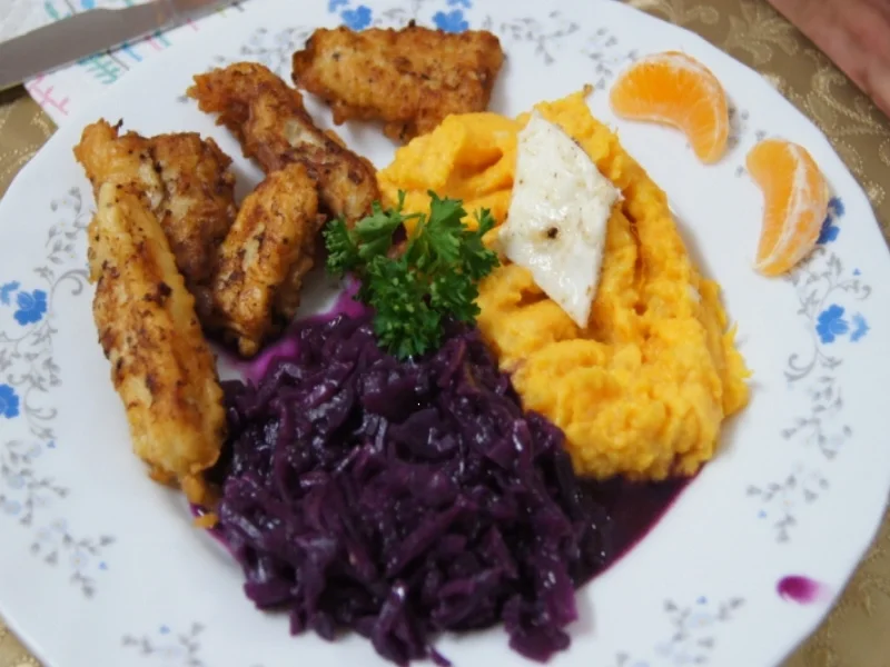 Gebackene Fischsticks mit Süßkartoffelstampf und Rotkohl - Rezept - Bild Nr. 4235