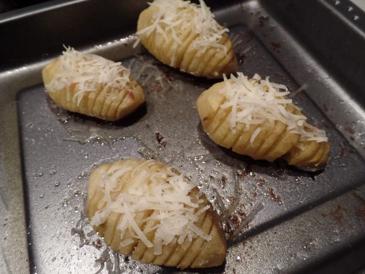 Saftiges Rinderfilet auf Wirsing und  Fächerkartoffeln mit Parmesan gratiniert - Rezept - Bild Nr. 4251