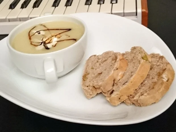 Rezept: Pastinakensuppe mit Chili-Walnuss-Baguette Bild Nr. 4267 Pastinakensuppe mit Chili-Walnuss-Baguette - Rezept - Bild Nr. 4267