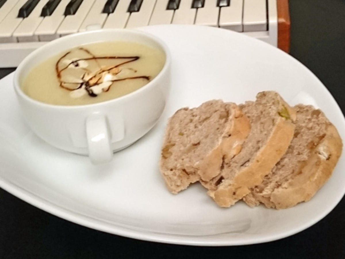 Pastinakensuppe mit Chili-Walnuss-Baguette - Rezept - kochbar.de
