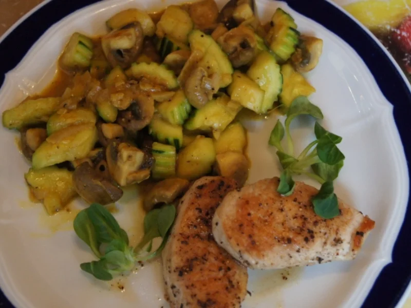 Puten-Ministeaks mit Zucchini-Champignon-Gemüse - Rezept - Bild Nr. 4277