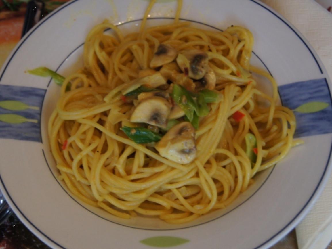 Spaghetti Lunghi mit Champignon-Zwiebel-Knoblauch-Sauce - Rezept ...