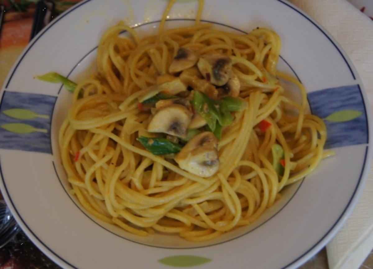Bilder für Spaghetti Lunghi mit Champignon-Zwiebel-Knoblauch-Sauce - Rezept