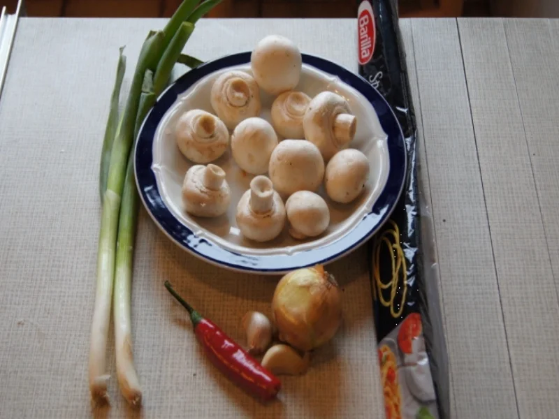 Spaghetti Lunghi mit Champignon-Zwiebel-Knoblauch-Sauce - Rezept - Bild Nr. 4275