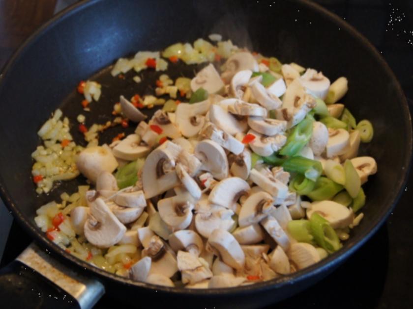 Spaghetti Lunghi mit Champignon Zwiebel Knoblauch Sauce - einfach - von ...