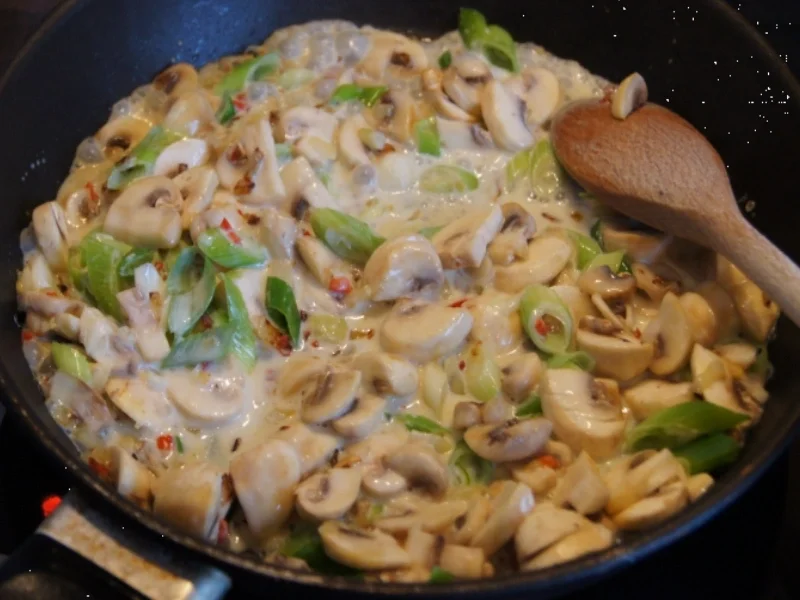 Spaghetti Lunghi mit Champignon-Zwiebel-Knoblauch-Sauce - Rezept - Bild Nr. 4287