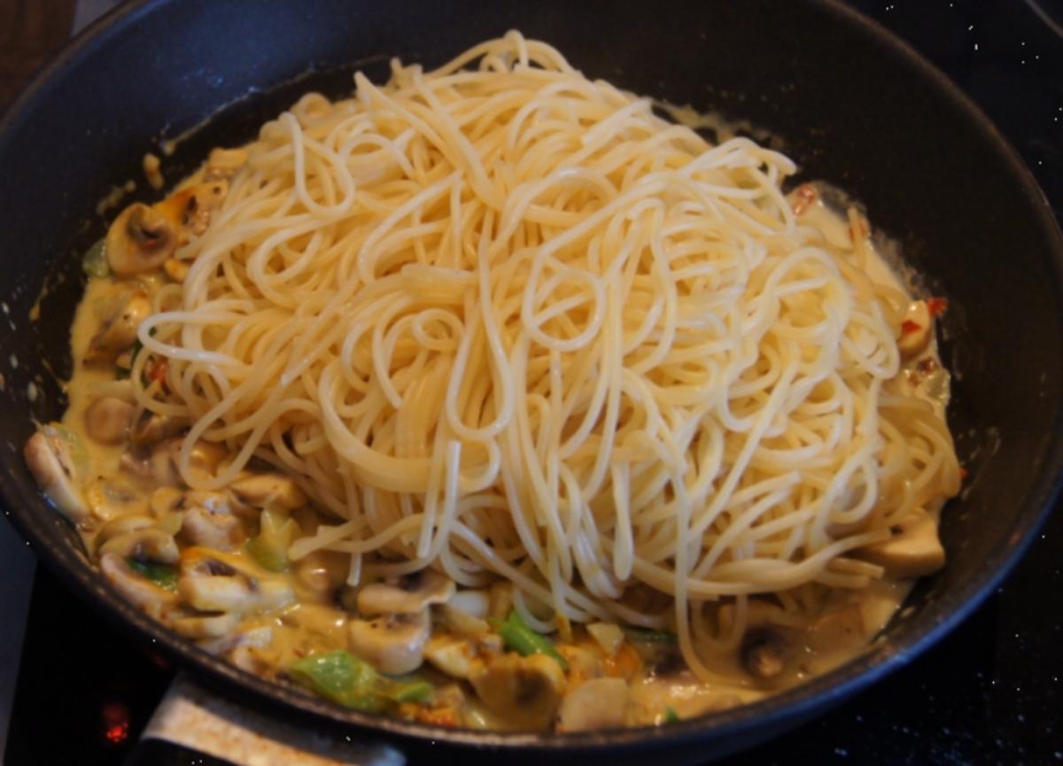 Spaghetti Lunghi mit Champignon-Zwiebel-Knoblauch-Sauce - Rezept - Bild Nr. 4289