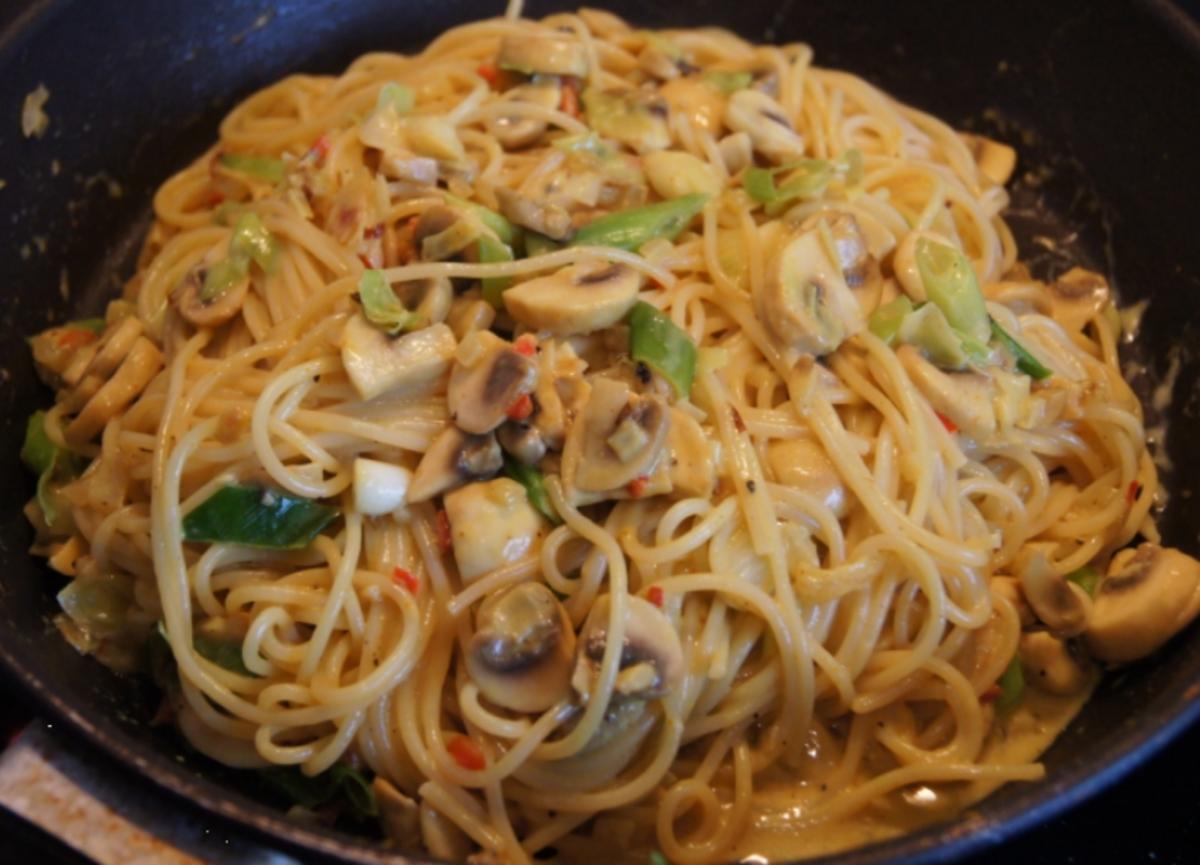 Spaghetti Lunghi mit Champignon-Zwiebel-Knoblauch-Sauce - Rezept - Bild Nr. 4290