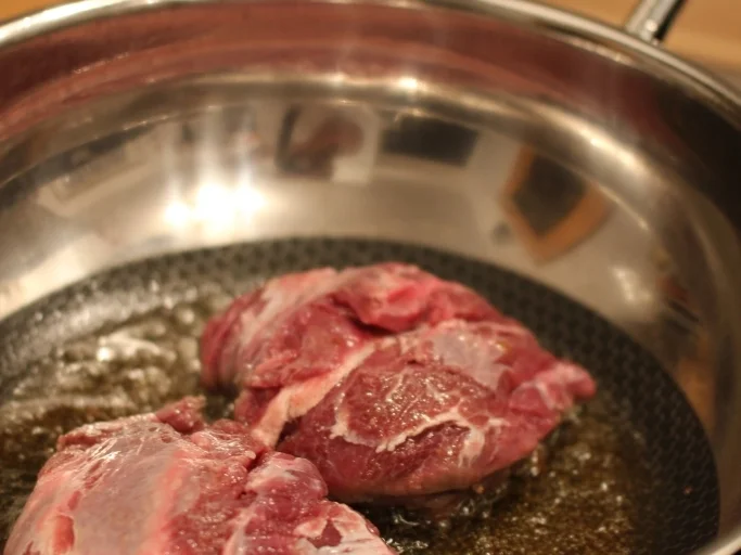 Rezept: Kalbsbäckchen an Chiantisoße mit karamellisierten Möhren und Kartoffelstampf Bild Nr. 4359 Kalbsbäckchen an Chiantisoße mit karamellisierten Möhren und Kartoffelstampf - Rezept - Bild Nr. 4359