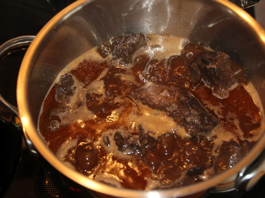 Rezept: Kalbsbäckchen an Chiantisoße mit karamellisierten Möhren und Kartoffelstampf Bild Nr. 4351 Kalbsbäckchen an Chiantisoße mit karamellisierten Möhren und Kartoffelstampf - Rezept - Bild Nr. 4351