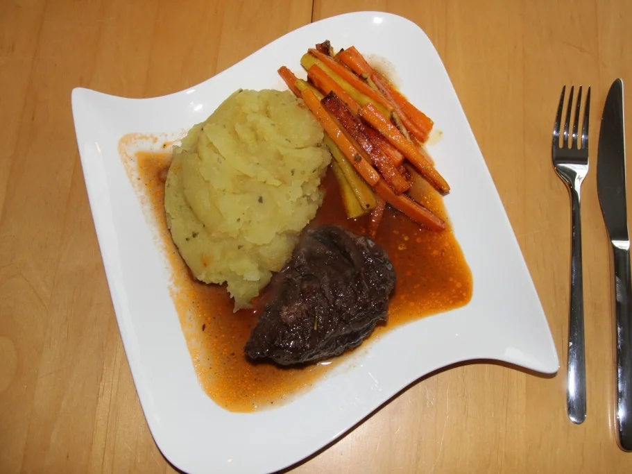 Rezept: Kalbsbäckchen an Chiantisoße mit karamellisierten Möhren und Kartoffelstampf Bild Nr. 4352 Kalbsbäckchen an Chiantisoße mit karamellisierten Möhren und Kartoffelstampf - Rezept - Bild Nr. 4352