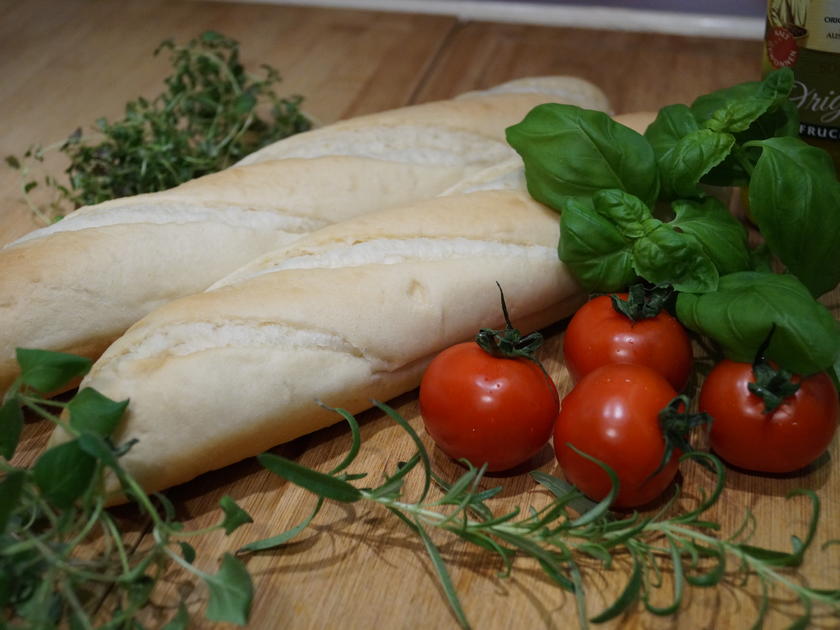 überbackene Tomaten-Baguettes - Rezept - kochbar.de