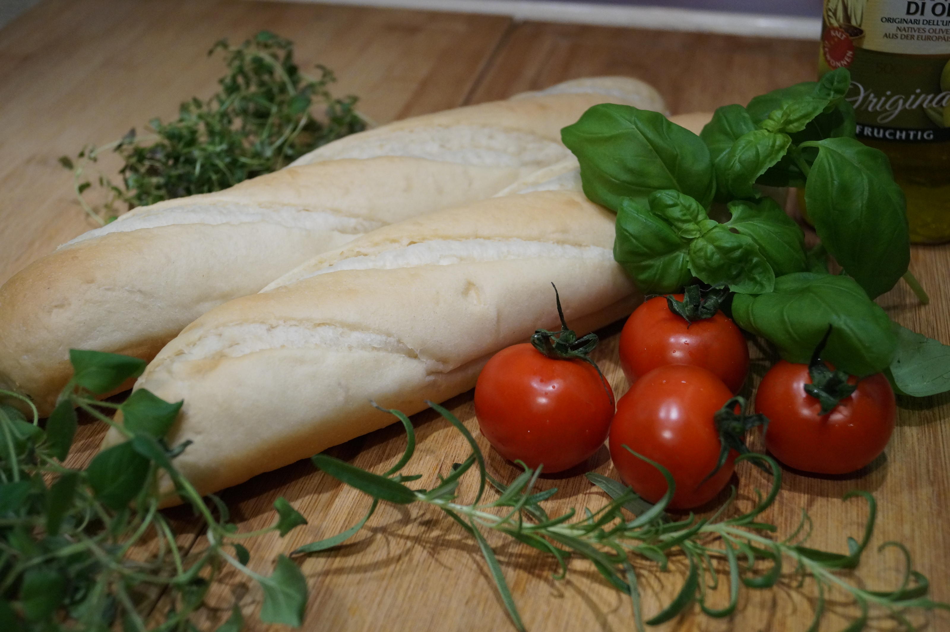 Bilder für überbackene Tomaten-Baguettes - Rezept