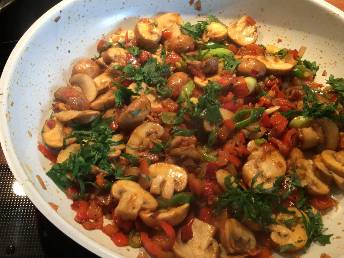 Zweierlei Fisch mit Mango-Kokos-Soße und Champignon-Paprika-Mix - Rezept - Bild Nr. 4350