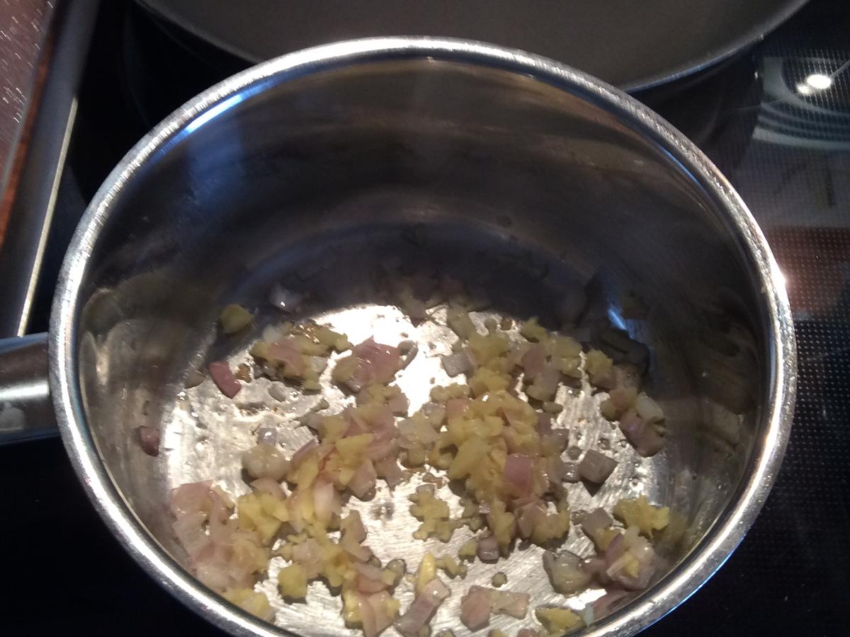 Zweierlei Fisch mit Mango-Kokos-Soße und Champignon-Paprika-Mix ...