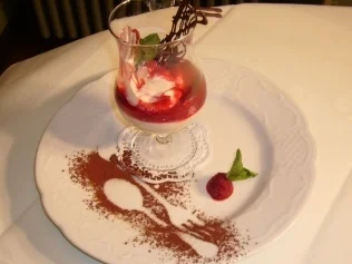 Rezept: Sahnelikörcreme mit Himbeerpüree unter einem Schokodeckel Sahnelikörcreme mit Himbeerpüree unter einem Schokodeckel - Rezept