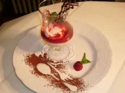 Sahnelikörcreme mit Himbeerpüree unter einem Schokodeckel - Rezept