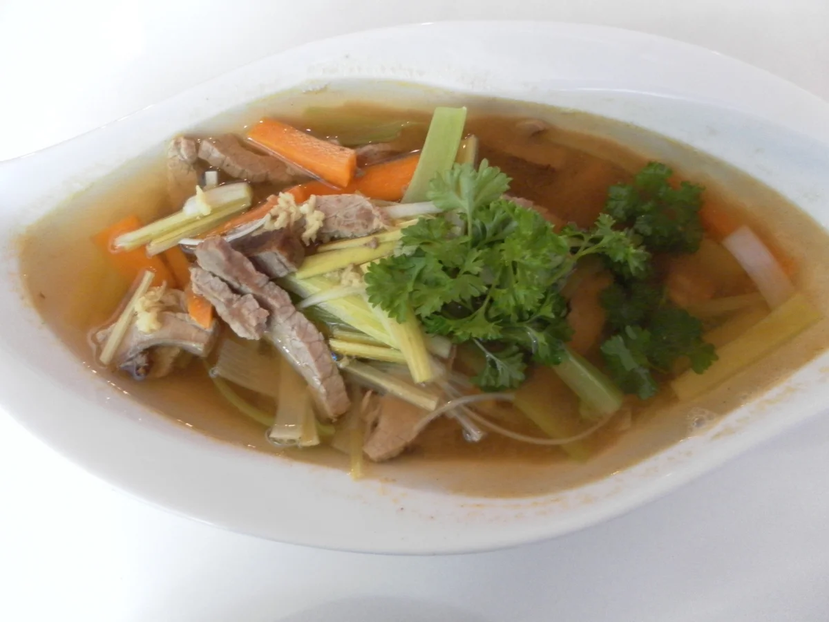 Rezept: Rinderbraten-Dreierlei: Rindfleischsalat, -suppe und -soße Bild Nr. 4366 Rinderbraten-Dreierlei: Rindfleischsalat, -suppe und -soße - Rezept - Bild Nr. 4366