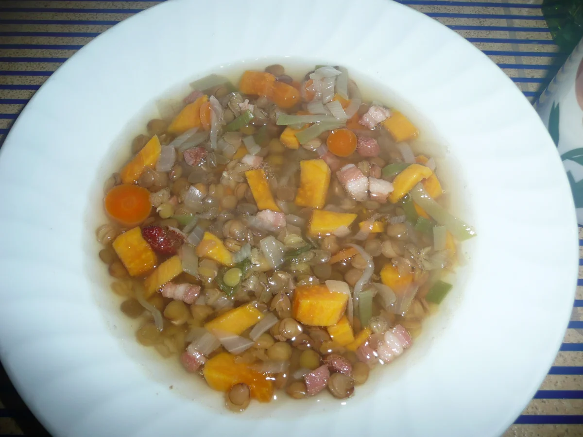 Rezept: Linsensuppe mit Speck, mal mit Süßkartoffelwürfel + Knackwürstchen. Bild Nr. 297 Linsensuppe mit Speck, mal mit Süßkartoffelwürfel + Knackwürstchen. - Rezept - Bild Nr. 297